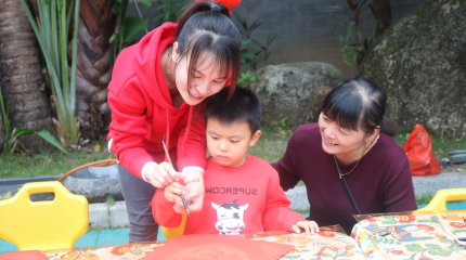 廣西(xī)東興天鵝湖(hú)偉才幼兒園：迎新春，逛廟會(huì)