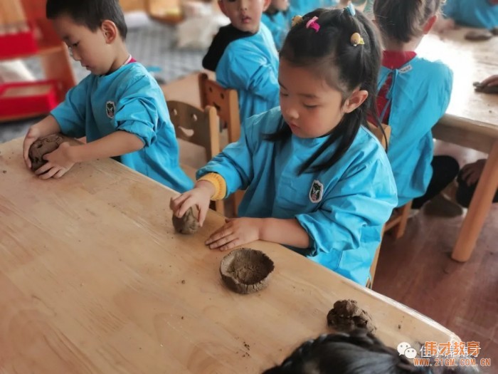 歡樂課堂：一(yī)起玩泥巴！丨甘肅天水(shuǐ)佳水(shuǐ)岸偉才幼兒園