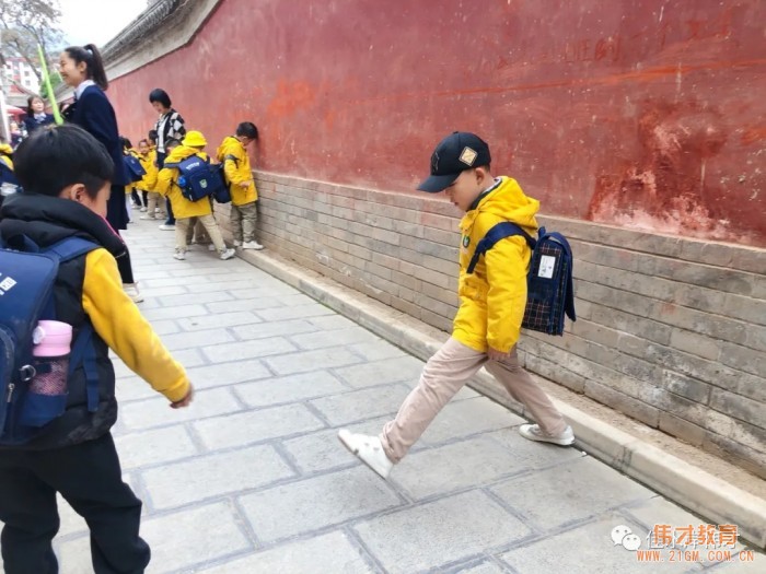 測量古巷，甘肅天水(shuǐ)佳水(shuǐ)岸偉才幼兒園社會(huì)實踐活動